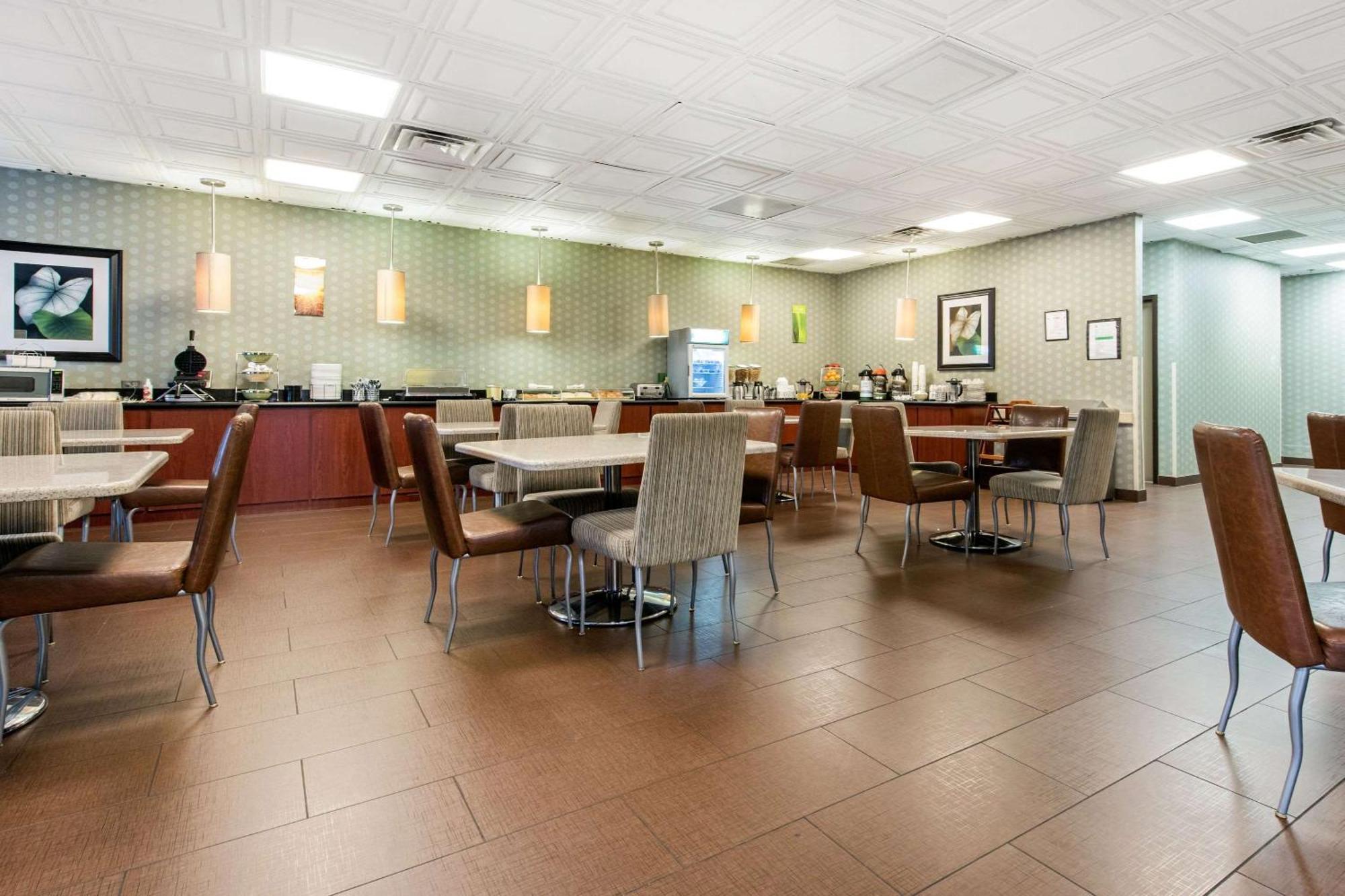 Quality Inn & Suites Charleston - Civic Center Bagian luar foto