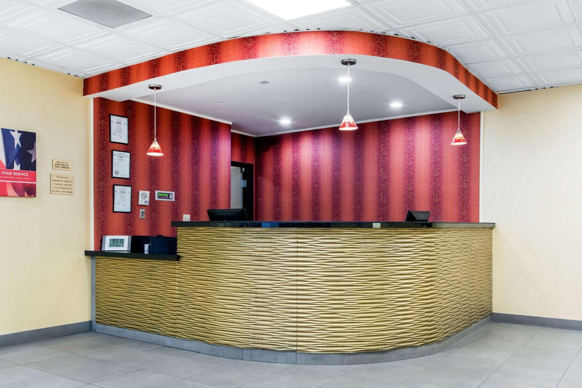 Quality Inn & Suites Charleston - Civic Center Bagian luar foto