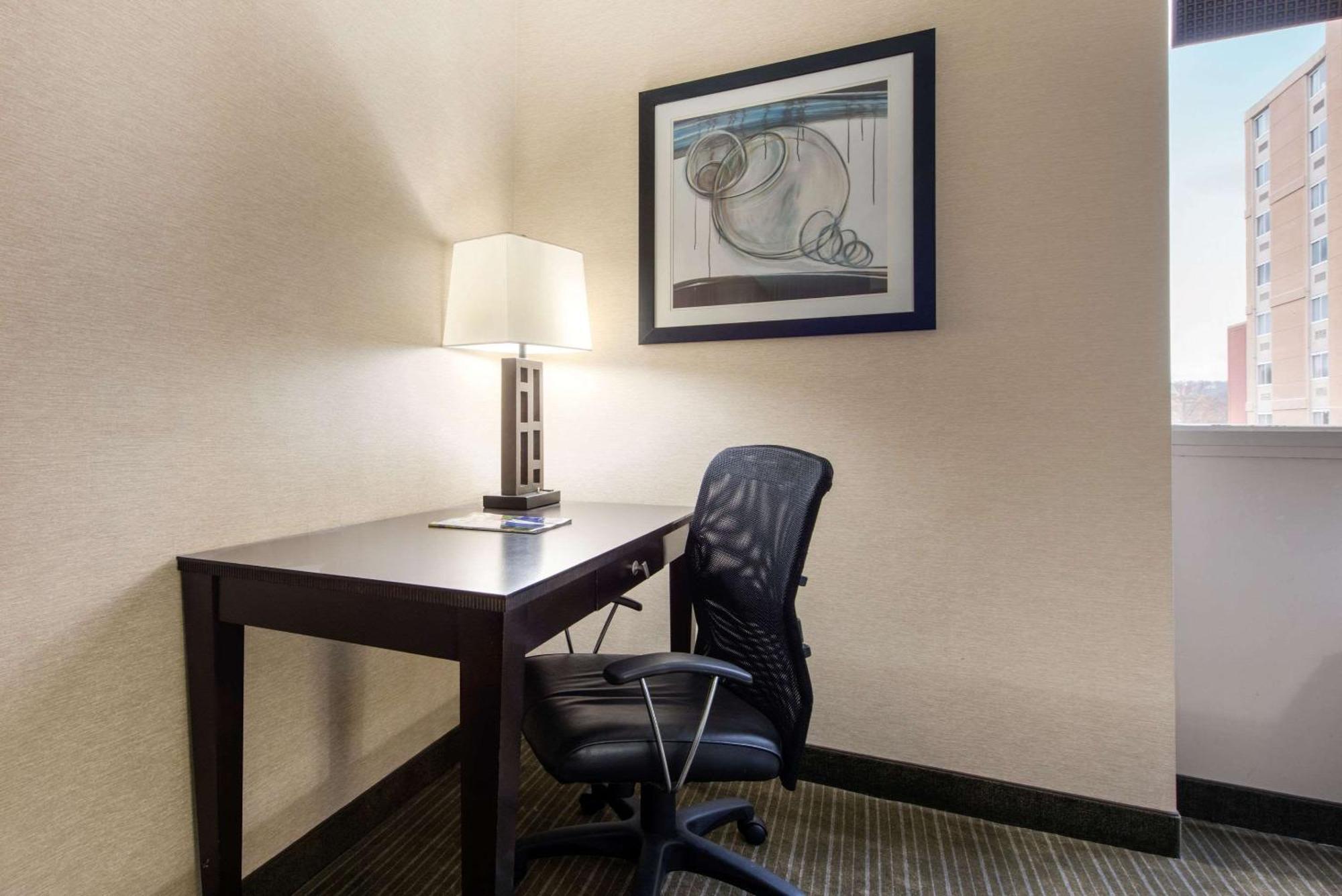 Quality Inn & Suites Charleston - Civic Center Bagian luar foto