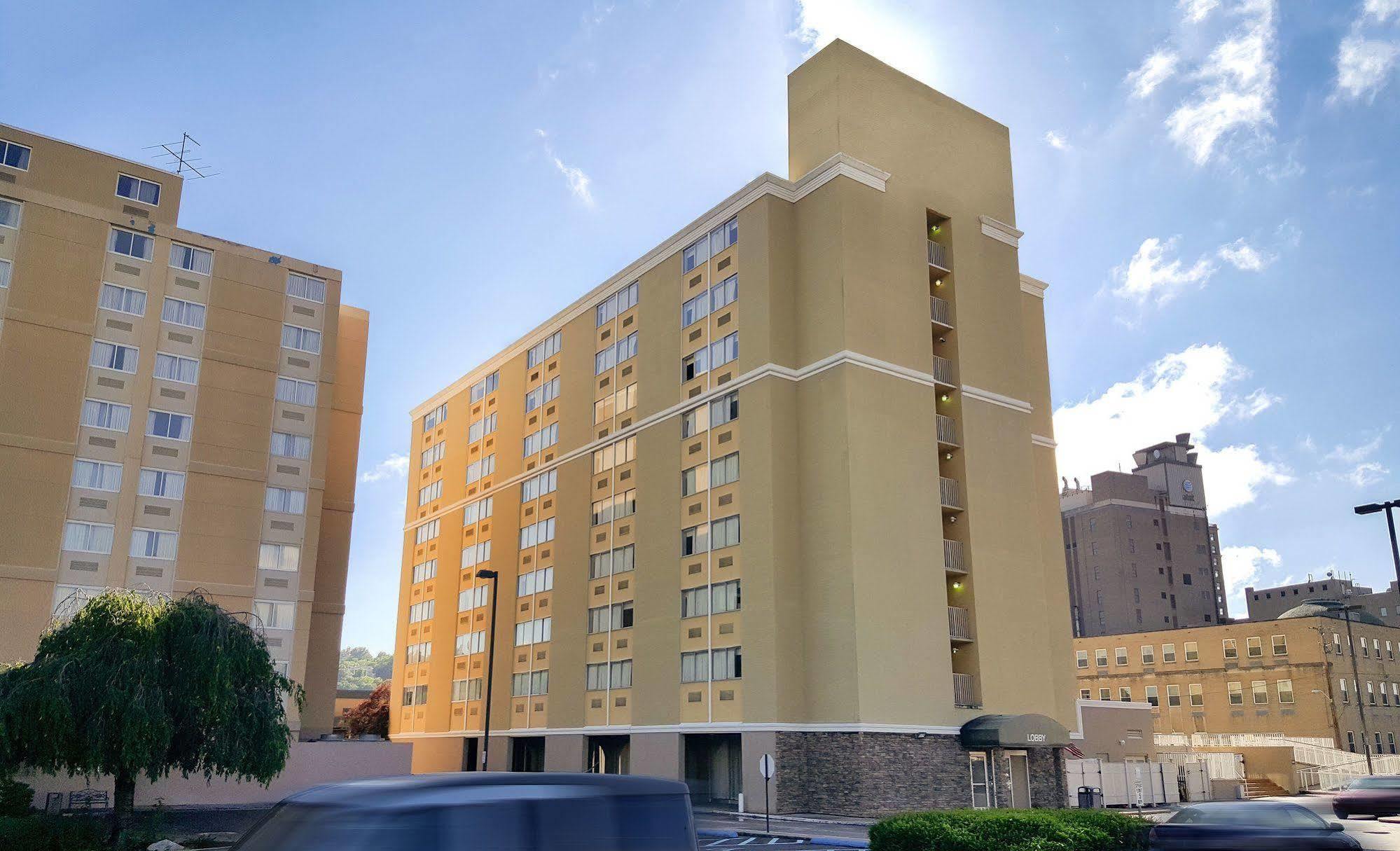 Quality Inn & Suites Charleston - Civic Center Bagian luar foto